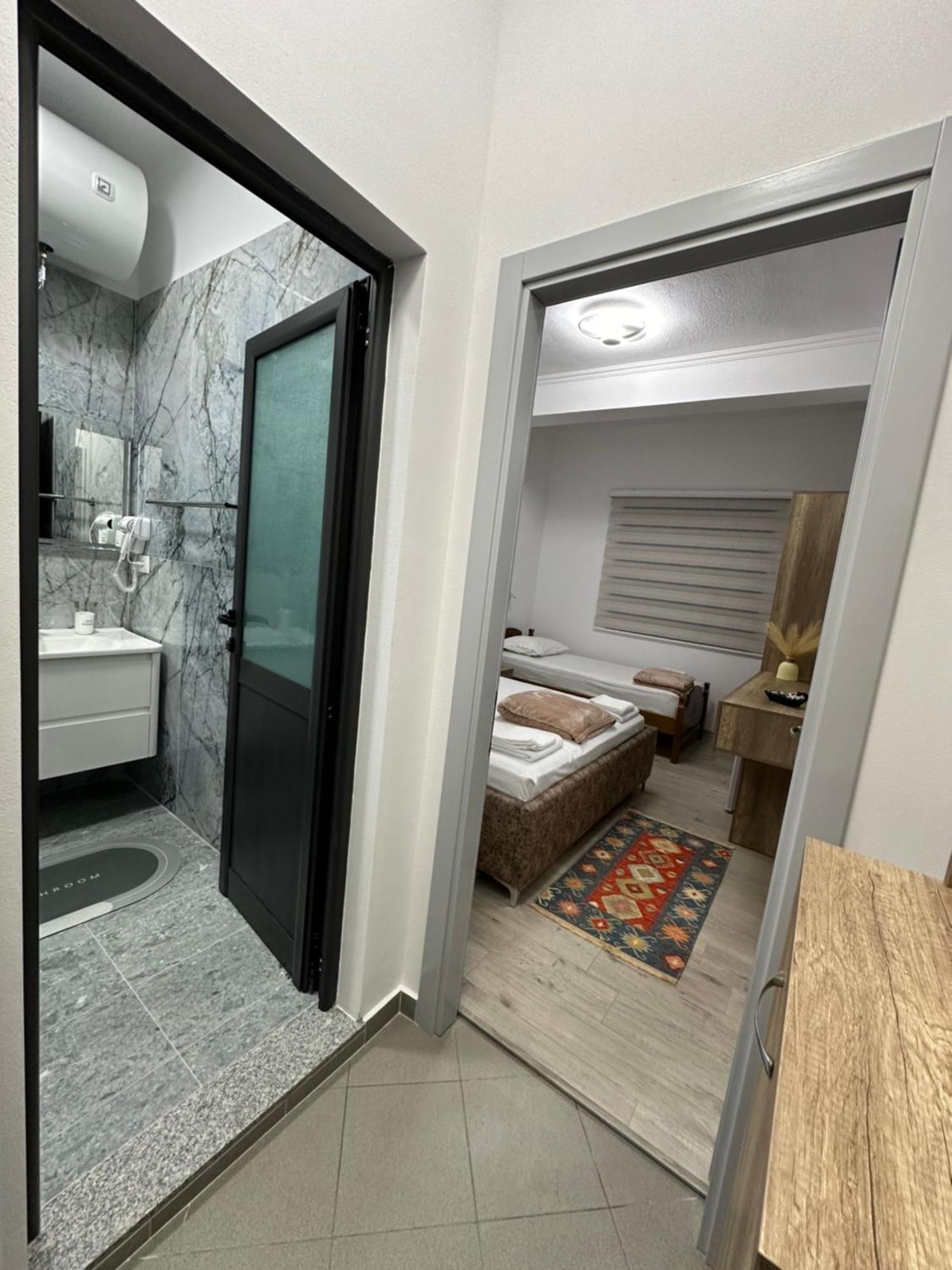 Lola'S Rooms Gjirokastër Esterno foto