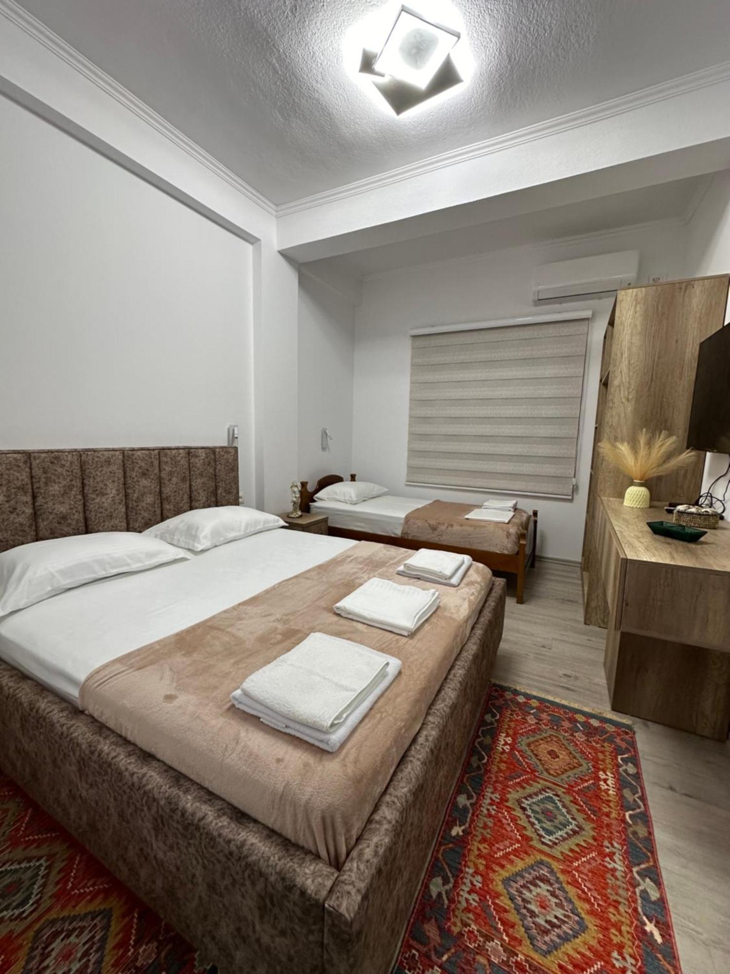 Lola'S Rooms Gjirokastër Esterno foto