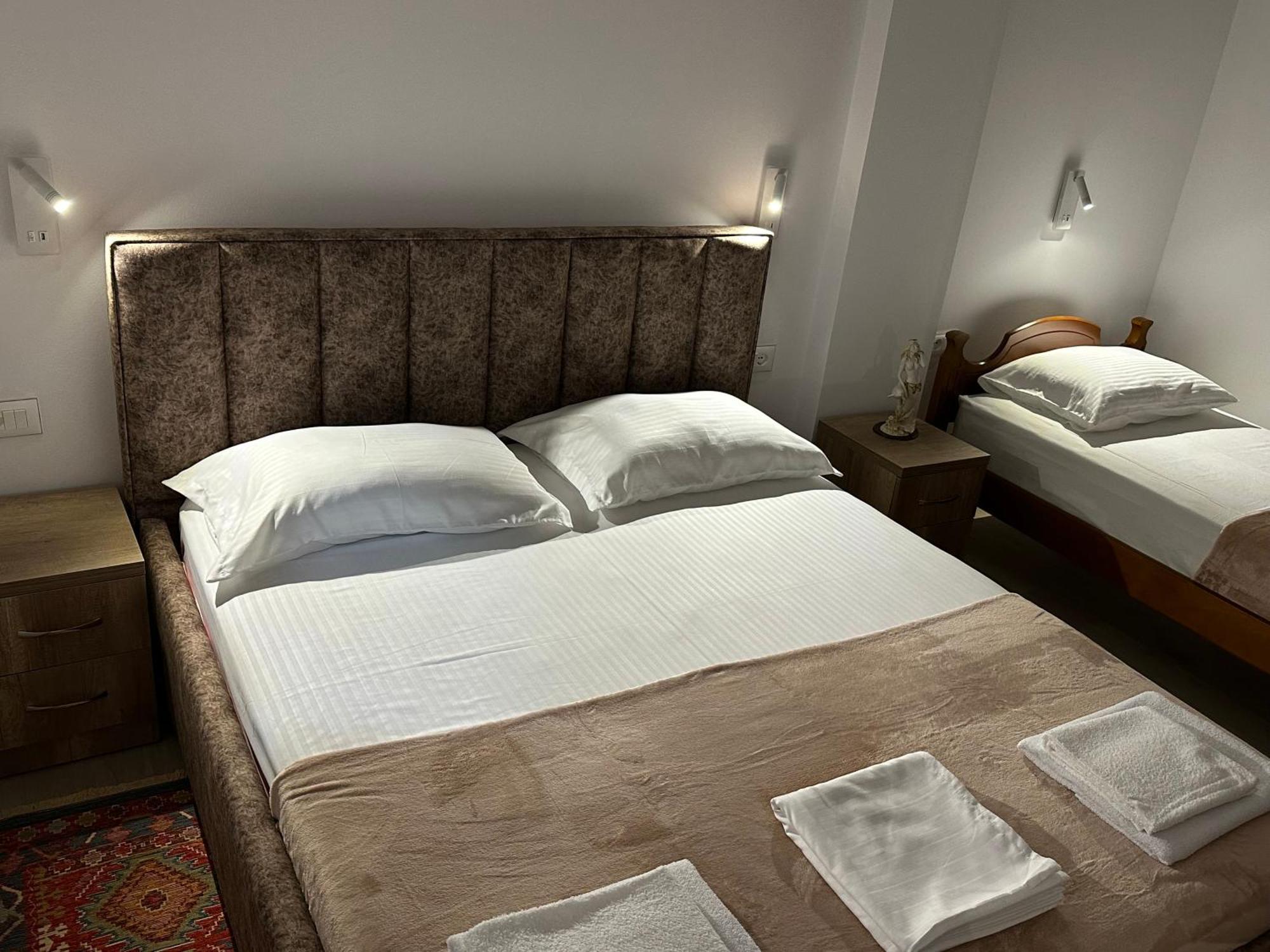 Lola'S Rooms Gjirokastër Esterno foto