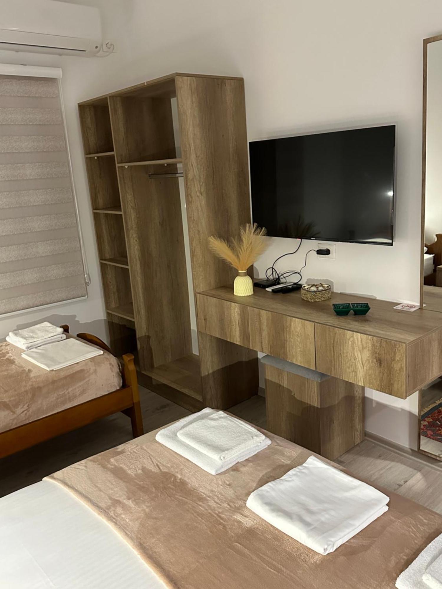 Lola'S Rooms Gjirokastër Esterno foto