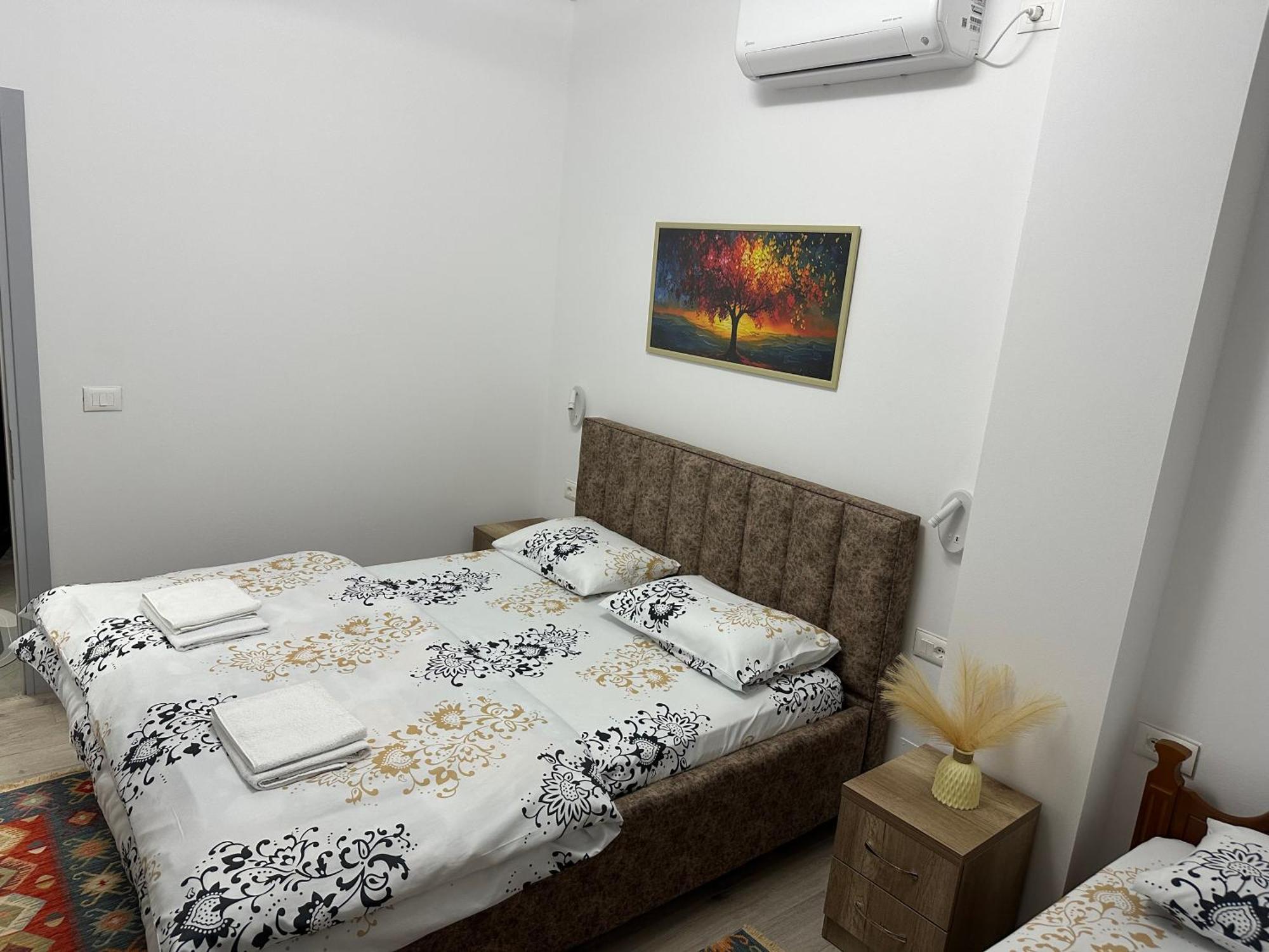 Lola'S Rooms Gjirokastër Esterno foto